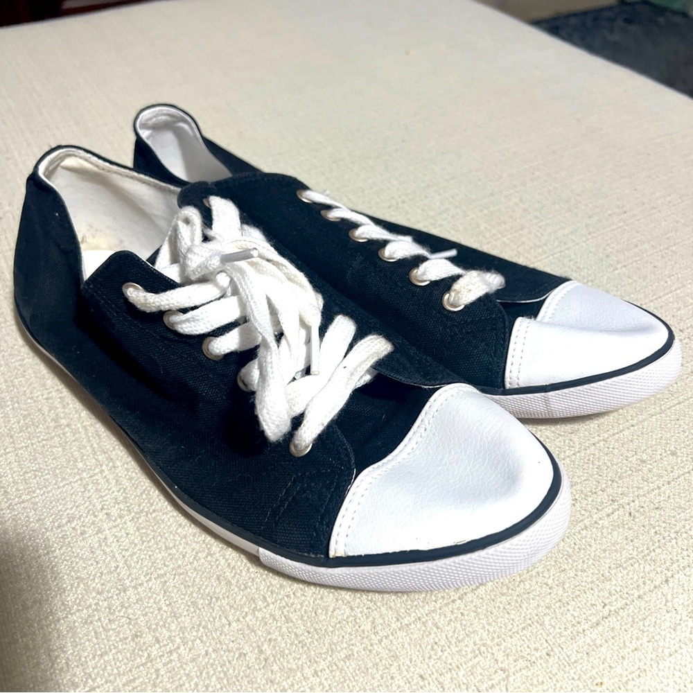 ASOS Design” Chuck Taylor” Style Low Top Sneakers Black/White USA Men’s Size 11